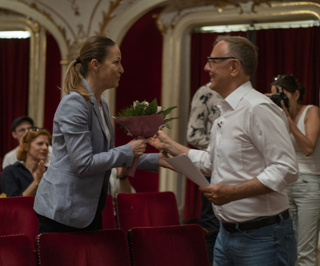 Cseke Péter köszönti Barta Dórát, a KCB művészeti vezetőjét