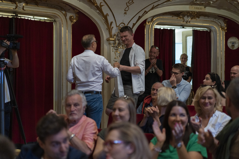 Cseke Péter Ferencz Bálint színművésznek gratulál