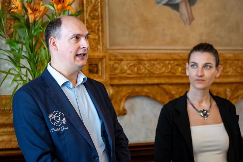 Szabó Dániel, a Boutique Hotel Gaia general managere és Sárdi Barbara, a Kecskeméti Nemzeti Színház marketingvezetője